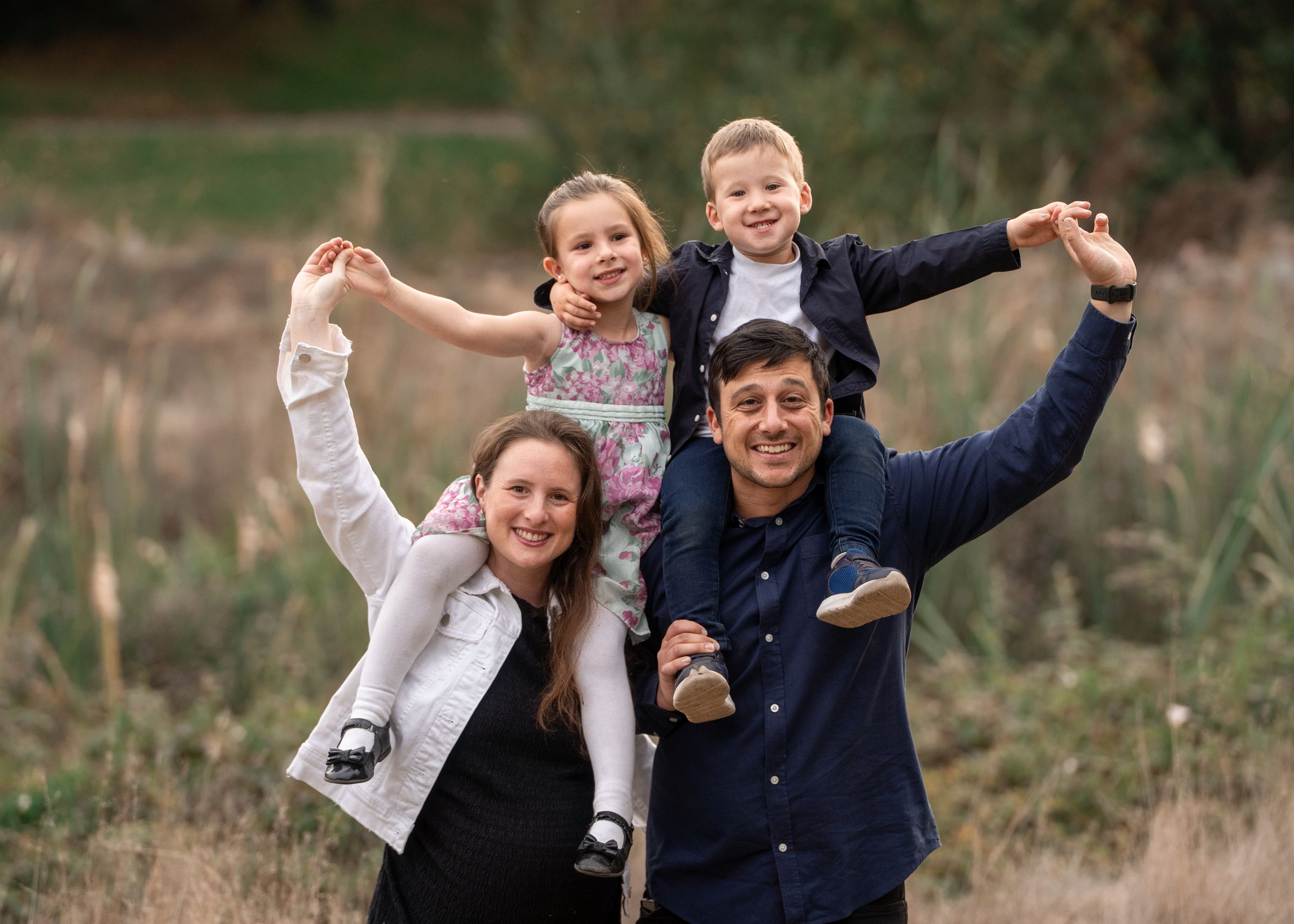 Familia al aire libre con luz de tarde