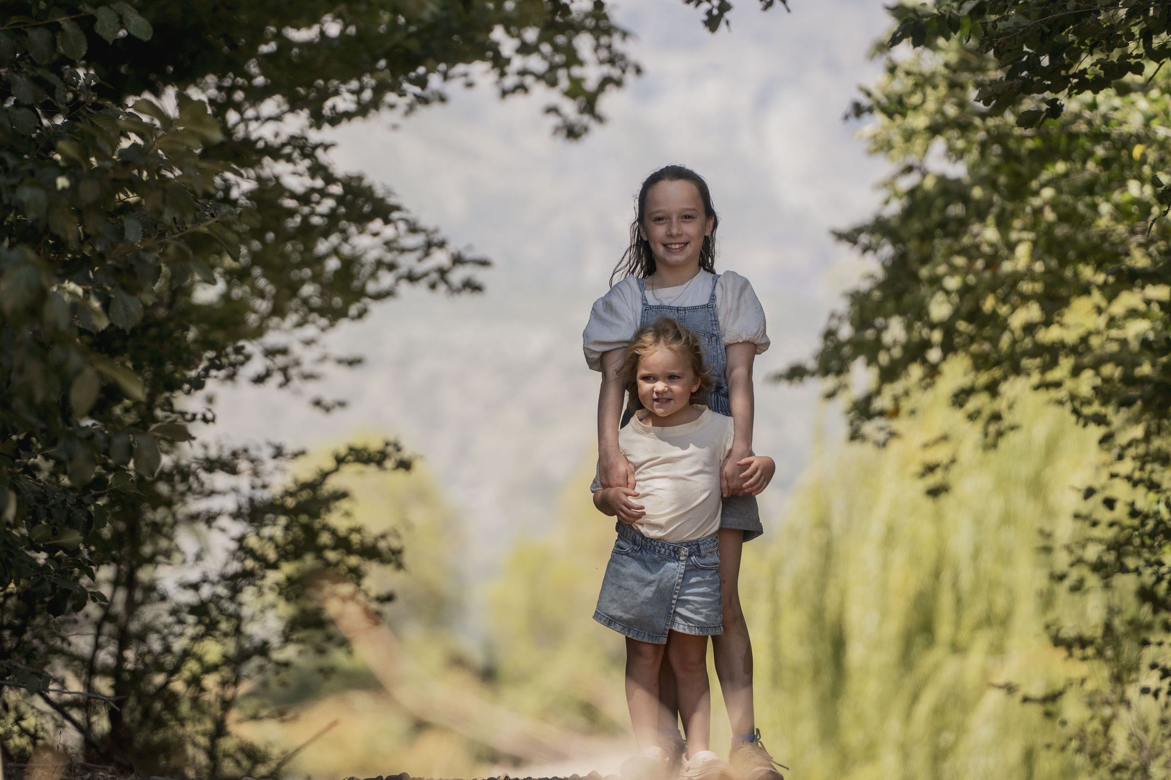 Niños corriendo en el pasto